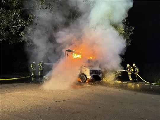 Einsatzkräfte der Ortsfeuerwehr Himmelpforten bekämpfen den Brand am Wohnmobil. Fotos: Feuerwehr Himmelpforten / Rolf Hillyer-Funke