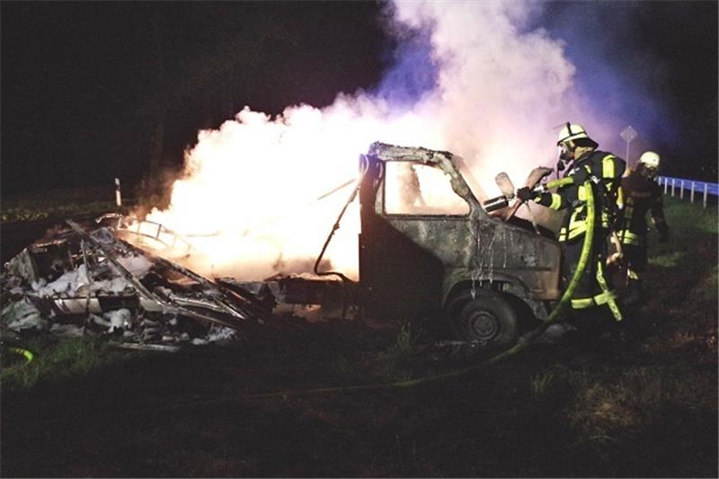 Prostituierten-Wohnmobil an B 73-Rastplatz in Himmelpforten abgebrannt Einsatzkräfte der Ortsfeuerwehr Himmelpforten kämpften rund eine Stunde lang mit den Flammen. Foto: Feuerwehr Himmelpforten