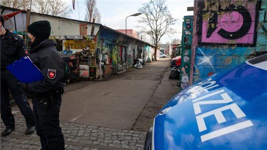 Neuer Fahndungsaufruf: Druck auf Ex-Terroristen wird erhöht Einsatzkräfte der Polizei bei einer Fahndung.