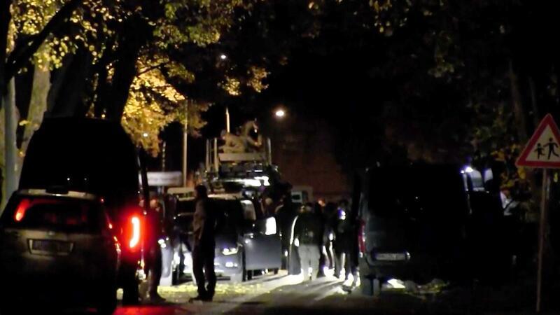 Verschanzter Mann ist tot - Viele Fragen in Vieritz offen Einsatzkräfte der Polizei beim Abzug vom Einsatzort.