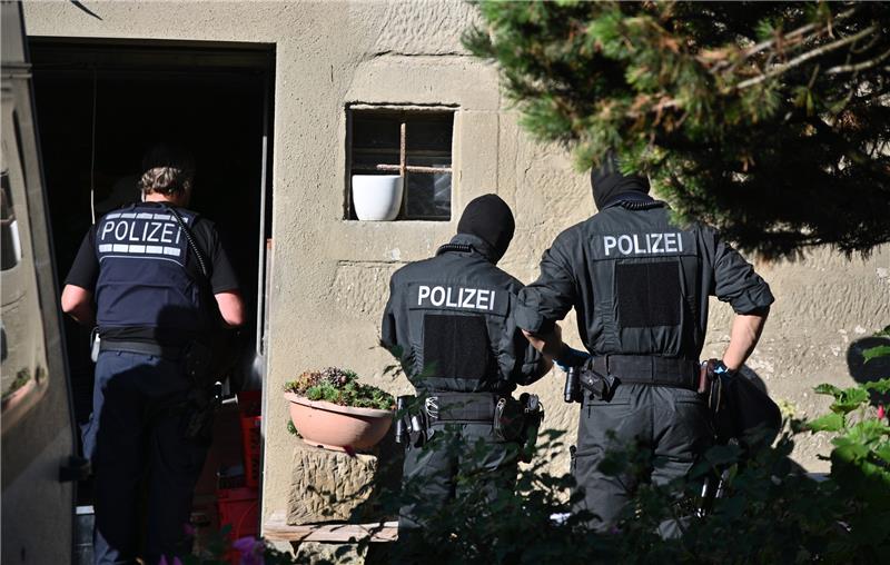 Razzien gegen völkische Siedler im Norden – Verbot durchgesetzt Einsatzkräfte der Polizei durchsuchen ein Objekt. Foto: dpa