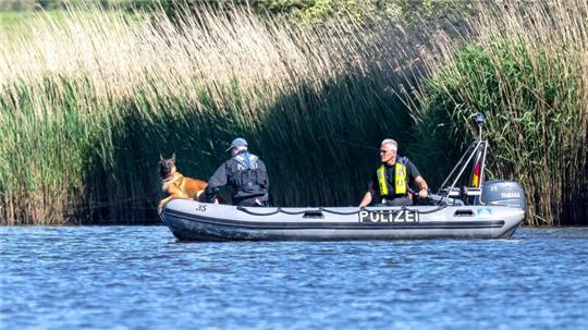 Einsatzkräfte der Polizei fahren bei der Suche nach dem vermissten Arian mit Spürhunden über die Oste.