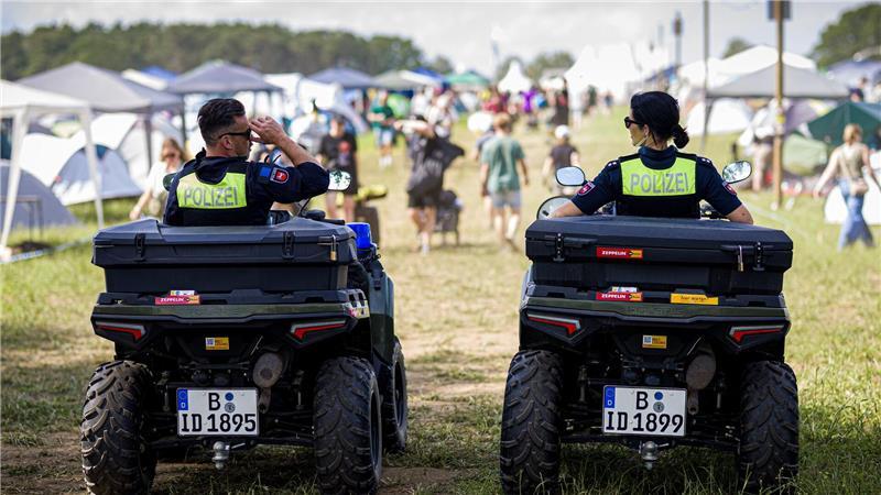 Hurricane-Festival beginnt - Was Besucher erwartet Einsatzkräfte der Polizei fahren mit Quads über den Zeltplatz des Hurricane Festivals.