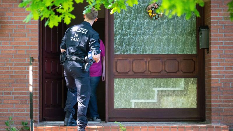 Einsatzkräfte der Polizei führen Anwohnerbefragungen durch. Ziel dieser Maßnahme ist es, mögliche Hinweise bei der Suche nach dem vermissten Arian zu erhalten.