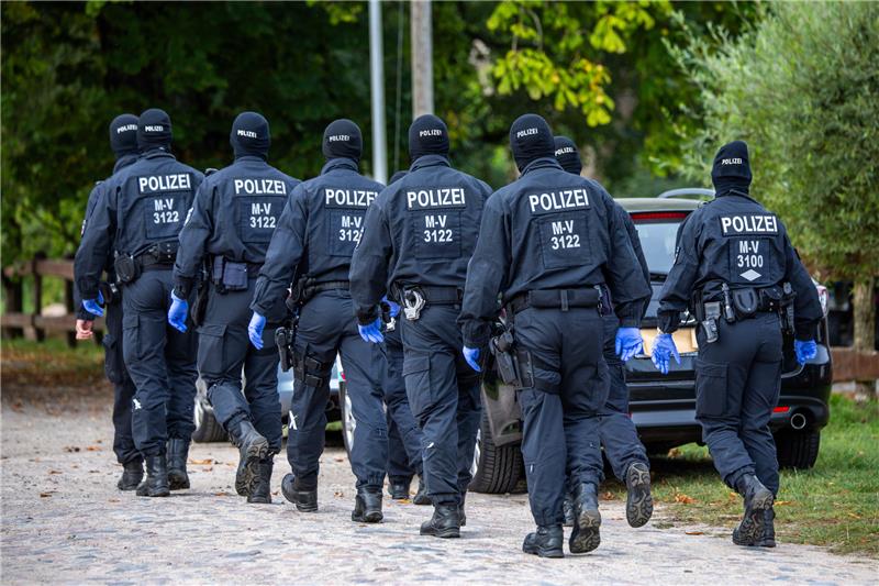 Einsatzkräfte der Polizei führen auf einem polizeibekannten Grundstück eine Durchsuchungsaktion durch. Foto: Jens Büttner/dpa