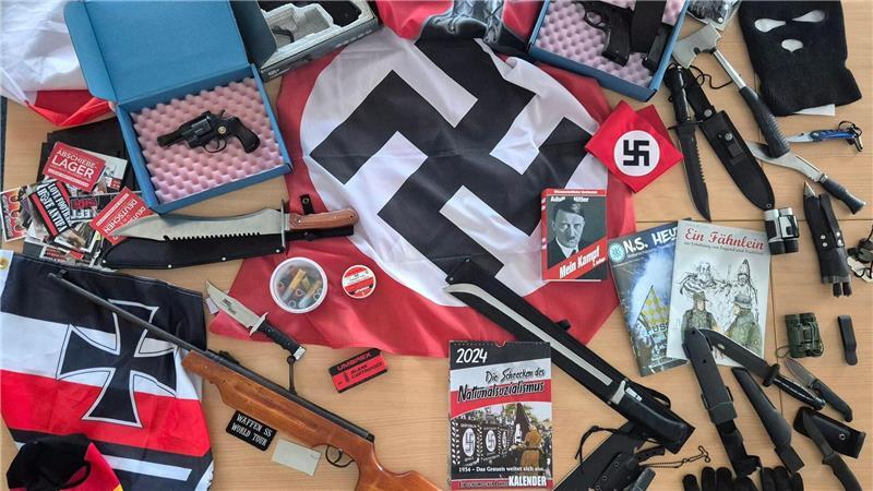 Polizei durchsucht Wohnungen mutmaßlicher Rechtsextremisten Einsatzkräfte der Polizei haben Wohnungen von fünf mutmaßlichen Mitgliedern einer rechtsextremistischen Gruppe in der Stadt Bremen durchsucht und zahlreiche Waffen und Gegenstände sichergestellt. (Handout)
