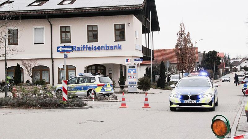 Autopanne vorgetäuscht: Geldtransporter überfallen Einsatzkräfte der Polizei nach dem Überfall auf einen Geldtransporter in der Nähe einer Bank in Großkarolinenfeld in Bayern.