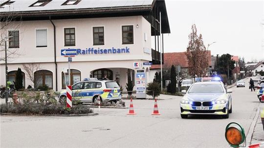 Einsatzkräfte der Polizei nach dem Überfall auf einen Geldtransporter in der Nähe einer Bank in Großkarolinenfeld in Bayern.