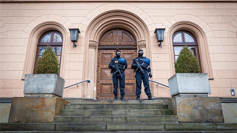 Einsatzkräfte der Polizei sichern das Oberlandesgericht in Celle.