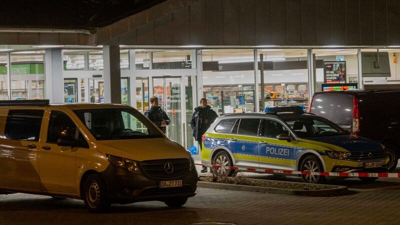 Tödliche Schüsse in Supermarkt - Kassiererin stirbt Einsatzkräfte der Polizei sichern den Supermarkt im hessischen Mörfelden.