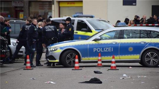 Einsatzkräfte der Polizei sichern den Tatort in Mannheim.