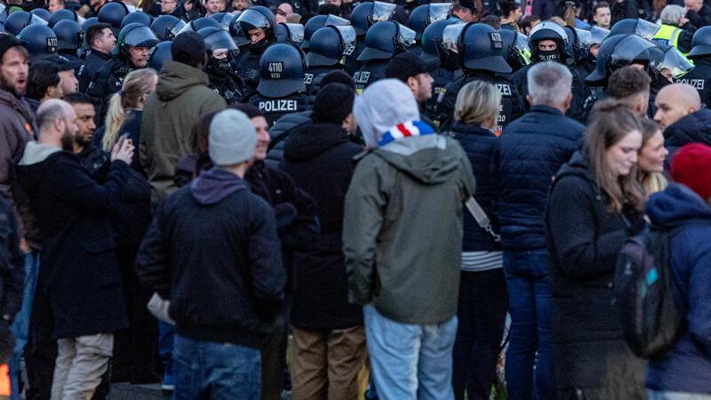 Einsatzkräfte der Polizei sichern nach dem Abpfiff die Abreise der Fans vom Stadion.