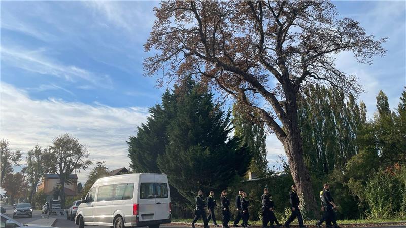 Spürhunde und Bagger - Suche im Fall Rebecca in Brandenburg Einsatzkräfte der Polizei sind in dem Ortsteil Lindenberg unterwegs.