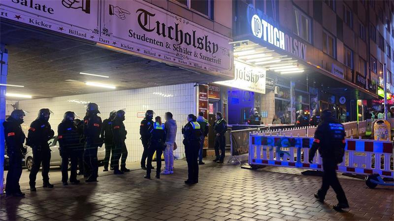 Einsatzkräfte der Polizei sind in der Kieler Innenstadt im Einsatz. 