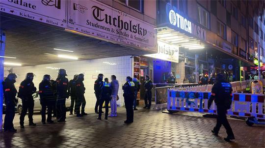 Einsatzkräfte der Polizei sind in der Kieler Innenstadt im Einsatz. 