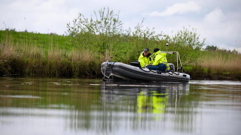 Vermisster Sechsjähriger: Überwachungskamera zeigt Arians Verschwinden Einsatzkräfte der Polizei sind mit einem Sonarboot auf dem Gewässer Oste im Einsatz.