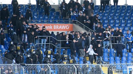 Einsatzkräfte der Polizei sind nach dem Schlusspfiff auf der Tribüne im Fanblock von Hertha BSC im Einsatz.