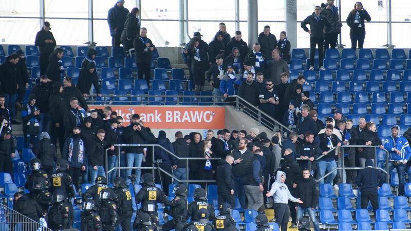 Einsatzkräfte der Polizei sind nach dem Schlusspfiff auf der Tribüne im Fanblock von Hertha BSC im Einsatz.