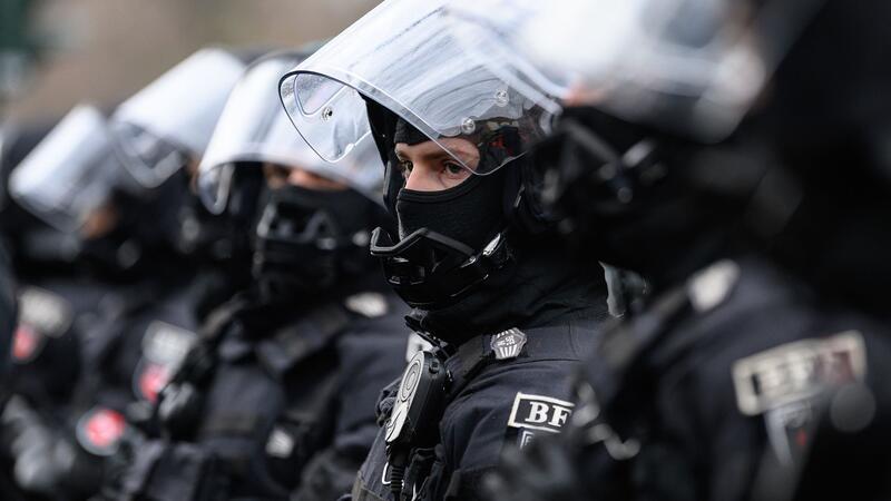 Einsatzkräfte der Polizei stehen bei einer Demonstration des „Göttinger Bündnisses gegen Rechts“.