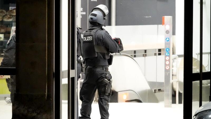 Bielefelder Bahnhof wieder freigegeben Einsatzkräfte der Polizei stehen im Bielefelder Hauptbahnhof.