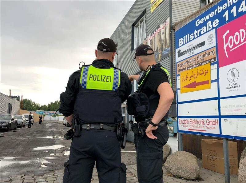 Einsatzkräfte der Polizei stehen im Stadtteil Rothenburgsort in der Billstraße vor einem Firmengelände. Foto: dpa