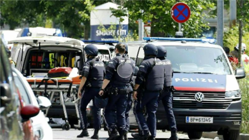 Österreich unter Schock: Zehn Tote nach Amoklauf an Schule Einsatzkräfte der Polizei stehen in der Nähe des Tatorts.