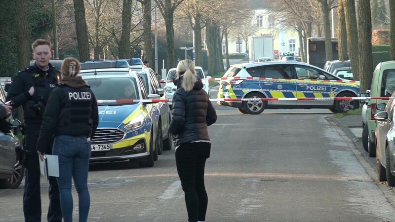 Einsatzkräfte der Polizei stehen in der Nähe des Tatorts in Ochtrup.