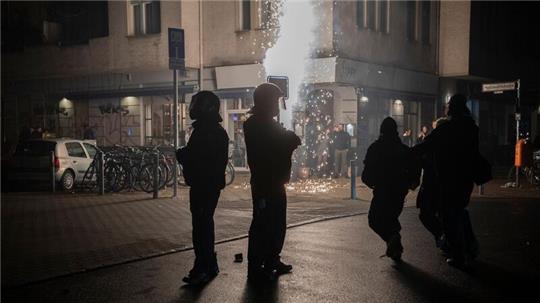 Einsatzkräfte der Polizei stehen unweit vom Kottbuser Damm.