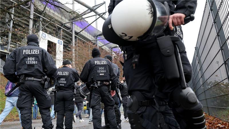 Einsatzkräfte der Polizei stehen vor dem Derby vor dem Volksparkstadion.