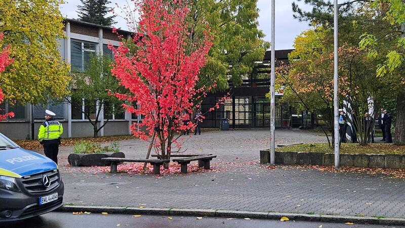 Bundesweite Bombendrohungen gehen weiter Einsatzkräfte der Polizei stehen vor dem Hegel-Gymnasium im Stuttgarter Stadtbezirk Vaihingen. Die Einrichtung wurde geräumt.