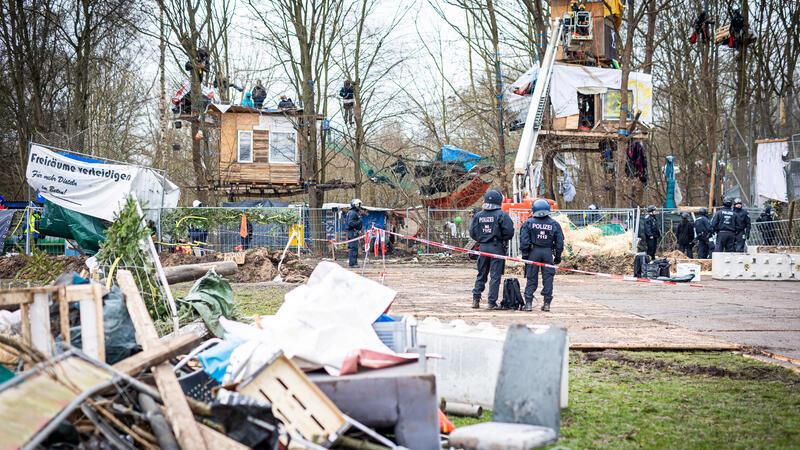 Einsatzkräfte der Polizei stehen vor dem Protestcamp „Tümpeltown“.