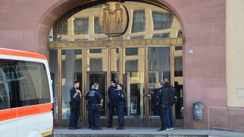 Einsatzkräfte der Polizei stehen vor der Universität in Mannheim. Das Landeskriminalamt ermittelt nun zu dem tödlichen Polizeieinsatz.