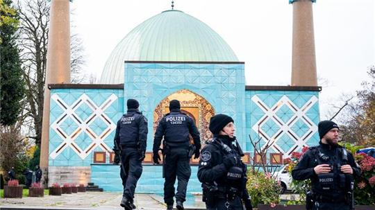 Einsatzkräfte der Polizei stehen während einer Razzia beim islamischen Zentrum Hamburg vor der Imam Ali Moschee an der Außenalster.
