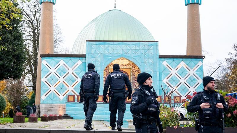Nach Iran-Angriff: Neue Forderung nach Ende des Islamischen Zentrums Einsatzkräfte der Polizei stehen während einer Razzia beim islamischen Zentrum Hamburg vor der Imam Ali Moschee (Blaue Moschee) an der Außenalster.