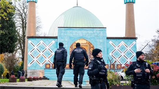 Einsatzkräfte der Polizei stehen während einer Razzia beim islamischen Zentrum Hamburg vor der Imam Ali Moschee (Blaue Moschee) an der Außenalster.