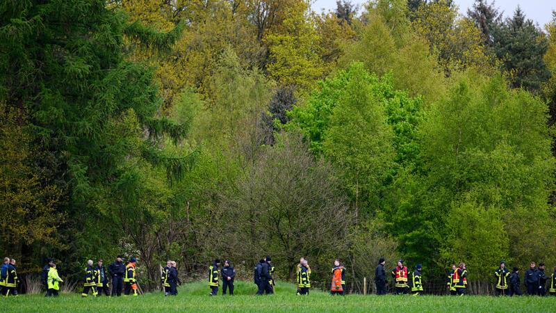 Vermisster Sechsjähriger: Überwachungskamera zeigt Arians Verschwinden Einsatzkräfte der Polizei und Feuerwehr suchten auch am Mittwoch im Wald.