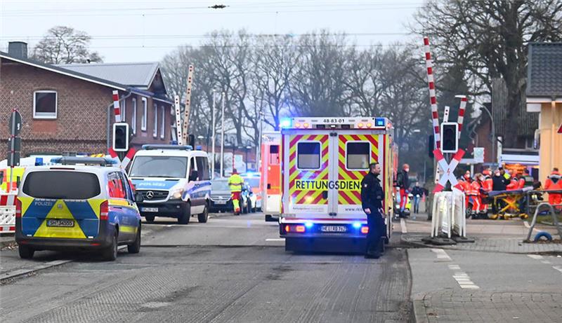 Einsatzkräfte der Polizei und Feuerwehr und Rettungsdienste sind an einem Bahnübergang in der Nähe von Bahnhof Brokstedt im Einsatz.