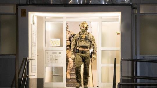 Einsatzkräfte der Polizei verlassen ein Gebäude in Düsseldorf.