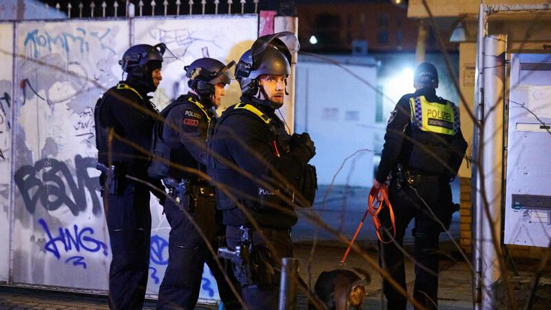RAF-Terrorist Garweg wohnte in abtransportiertem Container Einsatzkräfte der Polizei verschaffen sich Zugang zu einem Nebengebäude des Bauwagengeländes.