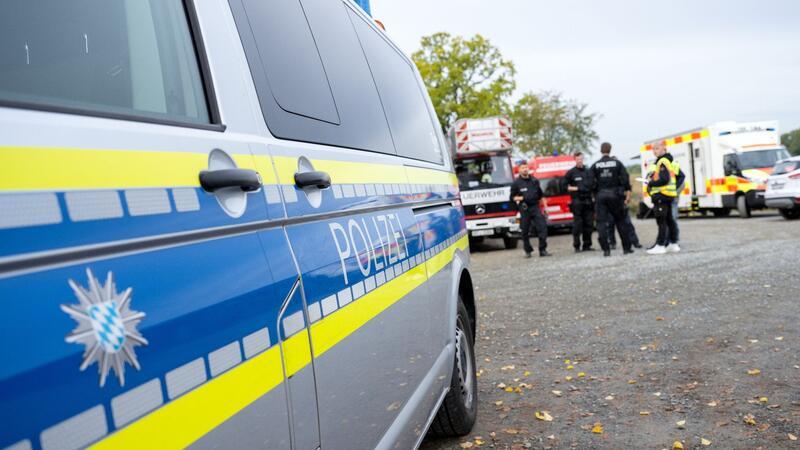 Erneut Welle von Bombendrohungen an Schulen Einsatzkräfte der Polizei vor der Alexander-von-Humboldt-Realschule in Bayreuth.
