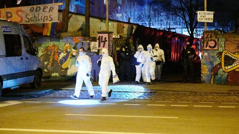 Der Druck auf die Ex-RAF-Terroristen steigt – bisher keine Festnahme Einsatzkräfte der Spurensicherung kommen von dem Bauwagengelände zurück.