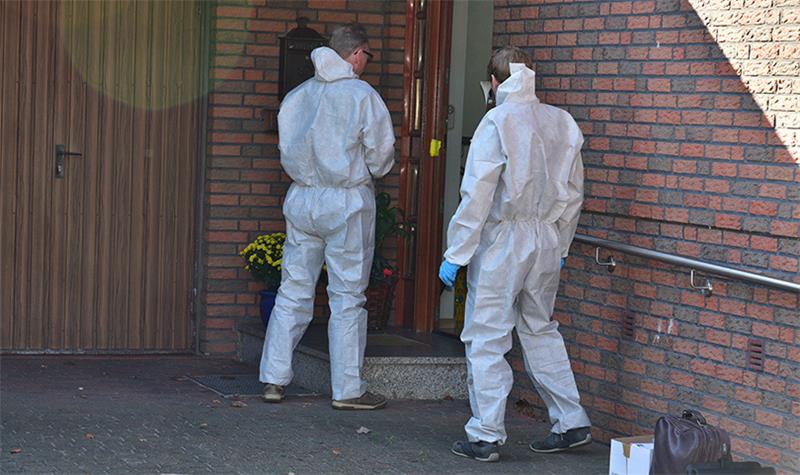 Einsatzkräfte der Spurensicherung und des Erkennungsdienstes betreten am Montagmorgen den Tatort. Foto: Beneke