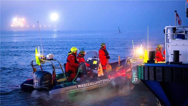 Castor-Transport rollt von Niedersachsen nach Bayern Einsatzkräfte der Wasserschutzpolizei sichern den Hafen, in dem das Spezialschiff „Pacific Grebe“ angelegt hat.