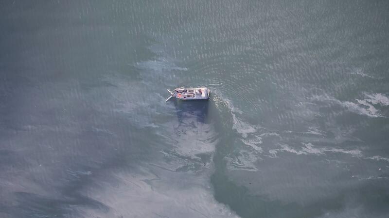 Einsatzkräfte der schwedischen Küstenwache arbeiten daran, Öl von der Fähre aufzufangen.