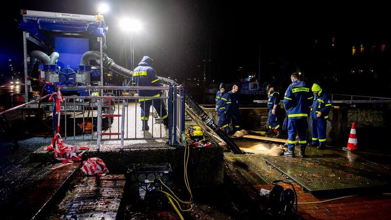 Hochwassergefahr in Teilen Deutschlands hoch - Ort evakuiert Einsatzkräfte des Technischen Hilfswerks (THW) betreiben am Stadthafen in Oldenburg eine Pumpe, um Wasser von einem Rückhaltebecken in der Innenstadt in die Hunte zu befördern.