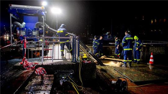 Einsatzkräfte des Technischen Hilfswerks (THW) betreiben am Stadthafen in Oldenburg eine Pumpe, um Wasser von einem Rückhaltebecken in der Innenstadt in die Hunte zu befördern.