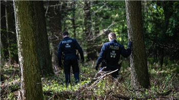 Einsatzkräfte durchsuchen ein Waldstück. Mehr als dreihundert Einsatzkräfte suchen seit Montagabend nach einem vermissten sechs Jahre alten Kind im niedersächsischen Bremervörde. 