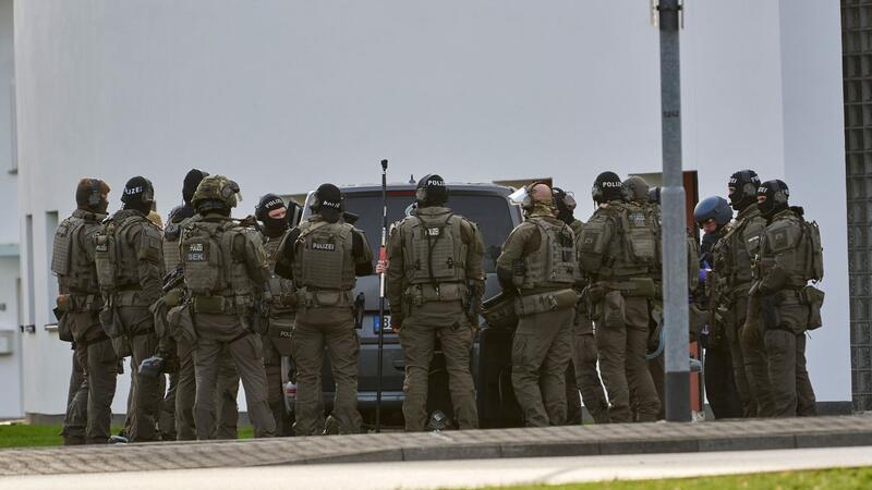 Einsatzkräfte entdeckten den mutmaßlichen Täter schwer verletzt.