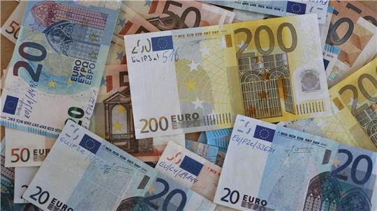 Einsatzkräfte haben in einem Bremer Haus mehr als 1,5 Millionen Euro Falschgeld gefunden. (Symbolbild)