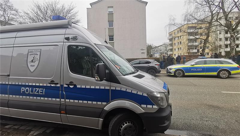 Gequälte Katzen und mutmaßlicher Sprengsatz lösen Großeinsatz aus Einsatzkräfte haben nach dem Fund eines verdächtigen Gegenstands einen Entschärfer hinzugezogen und ein Gebäude evakuiert. Foto: Steven Hutchings/TNN/dpa